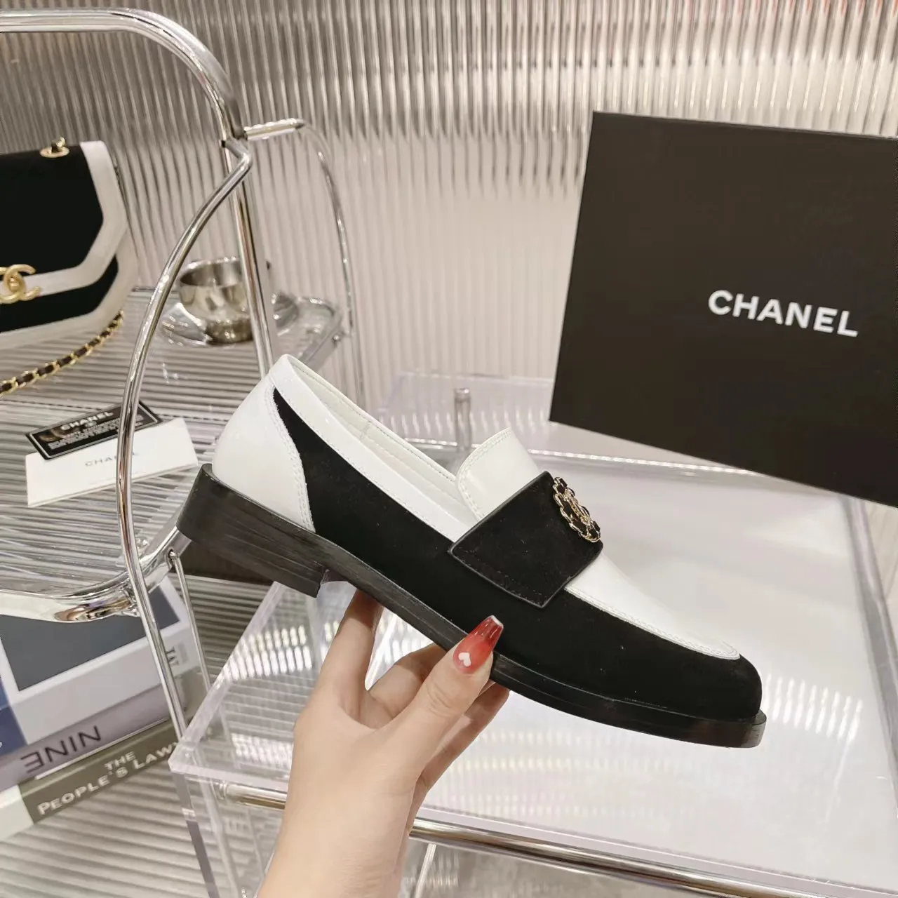 👟👟Ex-factory price 560👟👟Chanel Chanel 22K autumn and winter latest vintage retro double C buckle chain small gold ball loafers Dream Back to Campus series, the same style as the end of the year celebrities, delicate on the feet, invincible and easy to wear, small round toe atmosphere and simplicity, leather upper design, integrated chain with diamond small fragrance logo, very unique.  …………………………………………………… ❶Material: imported first-layer cowhide ➕cow patent leather + sheep leather ❷Lining: sheepskin ❸Feet: sheepskin ❹Outsole: original leather outsole ❺Heel height: 2.5cm ❻Packaging: Original full set of packaging ❼Number: 35-41 (40 41 custom-made, non-returnable) ☀Color: 4 colors
